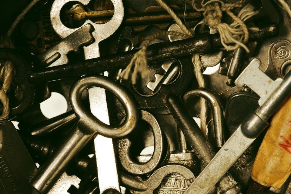 A pile of old brass keys